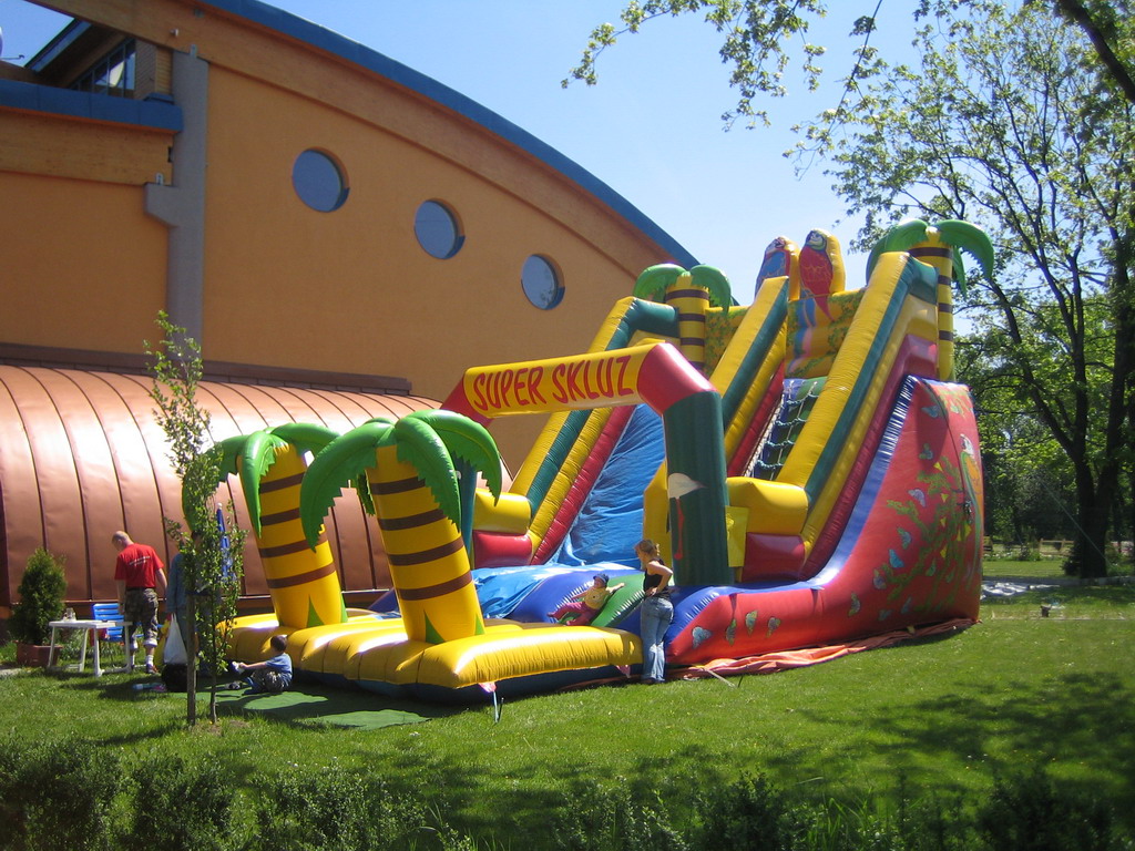 Aquacentrum, skákací atrakce, plážový volejbal
