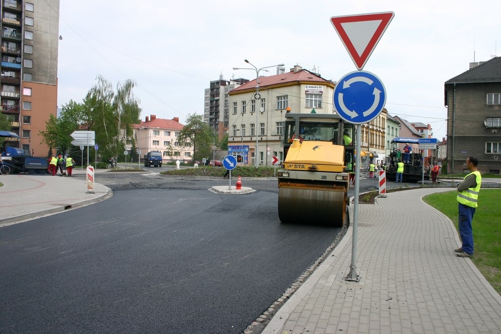 Dokončení kruhové křižovatky u Billy