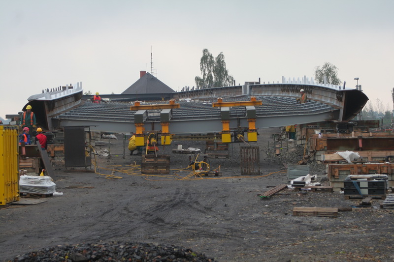 Stavbaři vysunuli přes trať první čtyři díly nového skřečoňského mostu