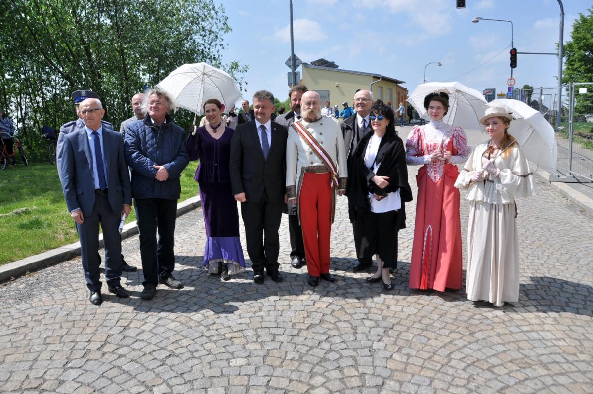 Císař František Josef a hraniční most