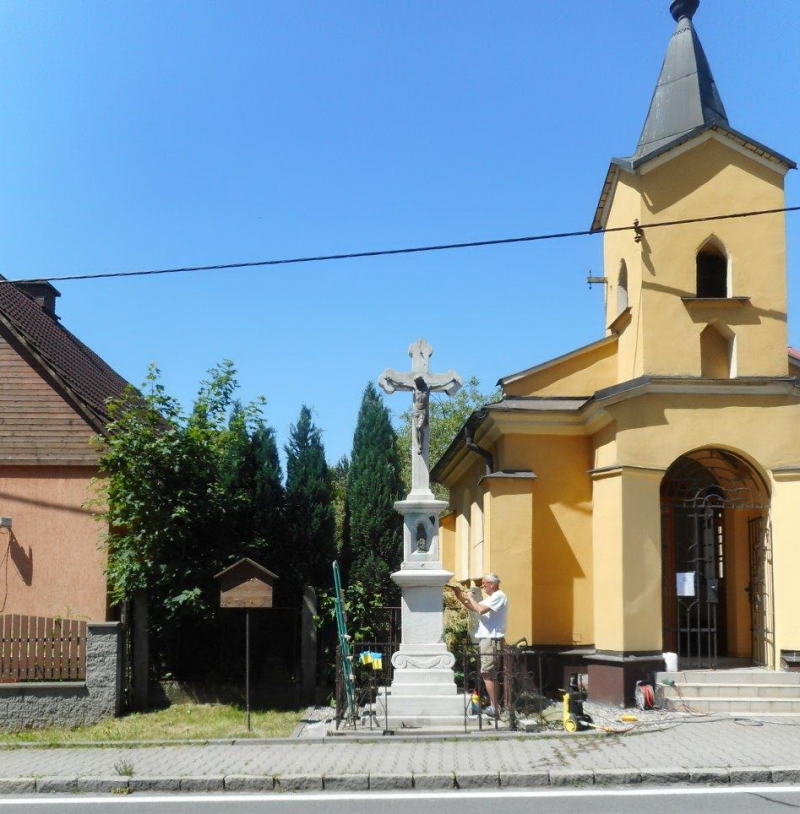 Oprava kříže vedle kaple sv. Jana Nepomuckého
