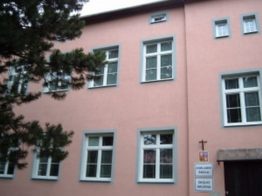 Základní škola v Záblatí má ve třídách nová okna