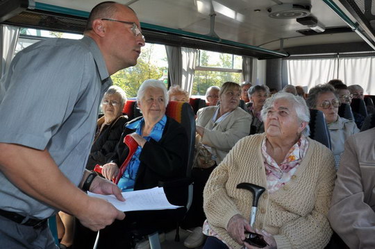 Senioři z domovů důchodců vyrazili na projížďku Bohumínem