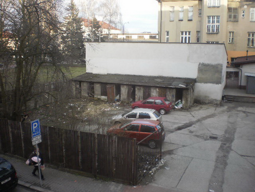 Dvůr za drogerií Rossmann patří lidem s neznámým pobytem