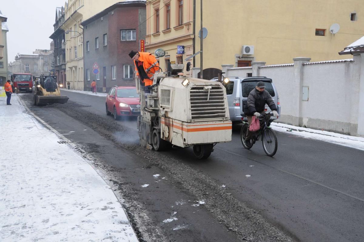 Opravy ve Slezské ulici připomínají Kocourkov, město ale nic nestály