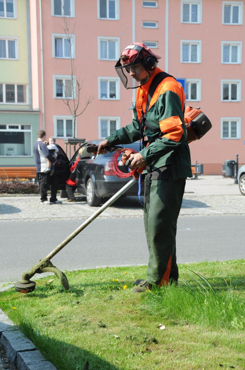 Zahradníci sečou nonstop, tráva roste závratnou rychlostí