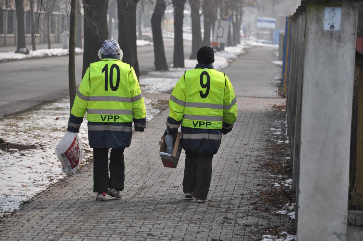 Mzdu platí veřejně prospěšným pracovníkům stát