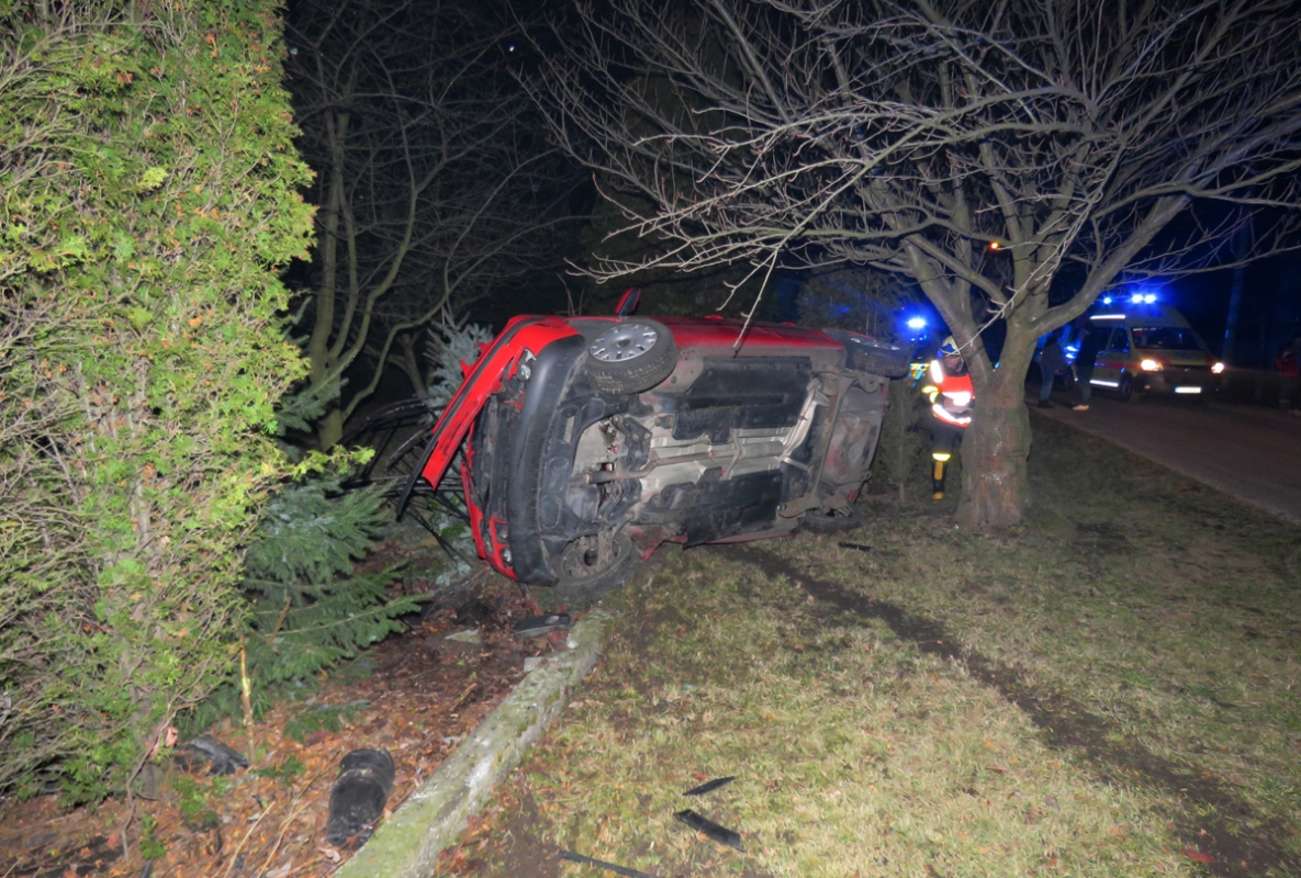 Dvacetiletá řidička zaparkovala auto do plotu