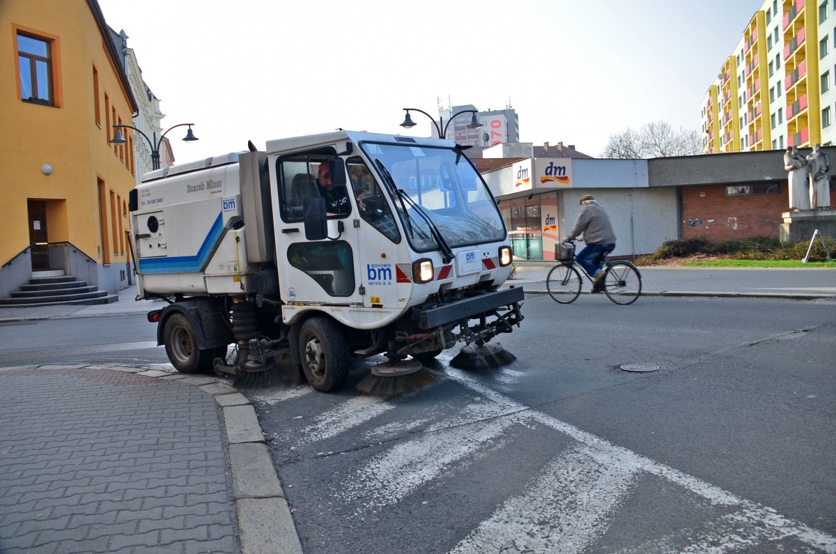 Blokové čištění v Bohumíně komplikují zaparkovaná auta