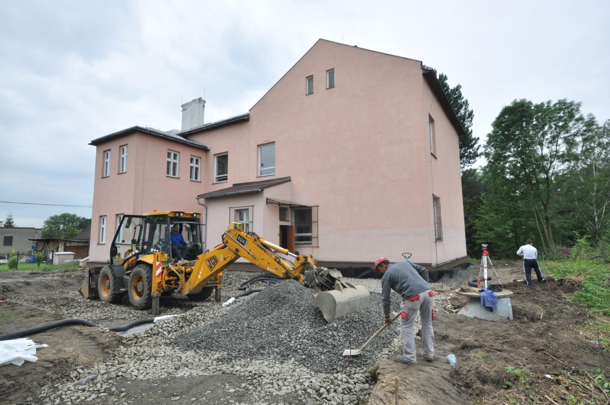 Při opravě školního dvora musel traktor dvakrát vytahovat zapadlý bagr