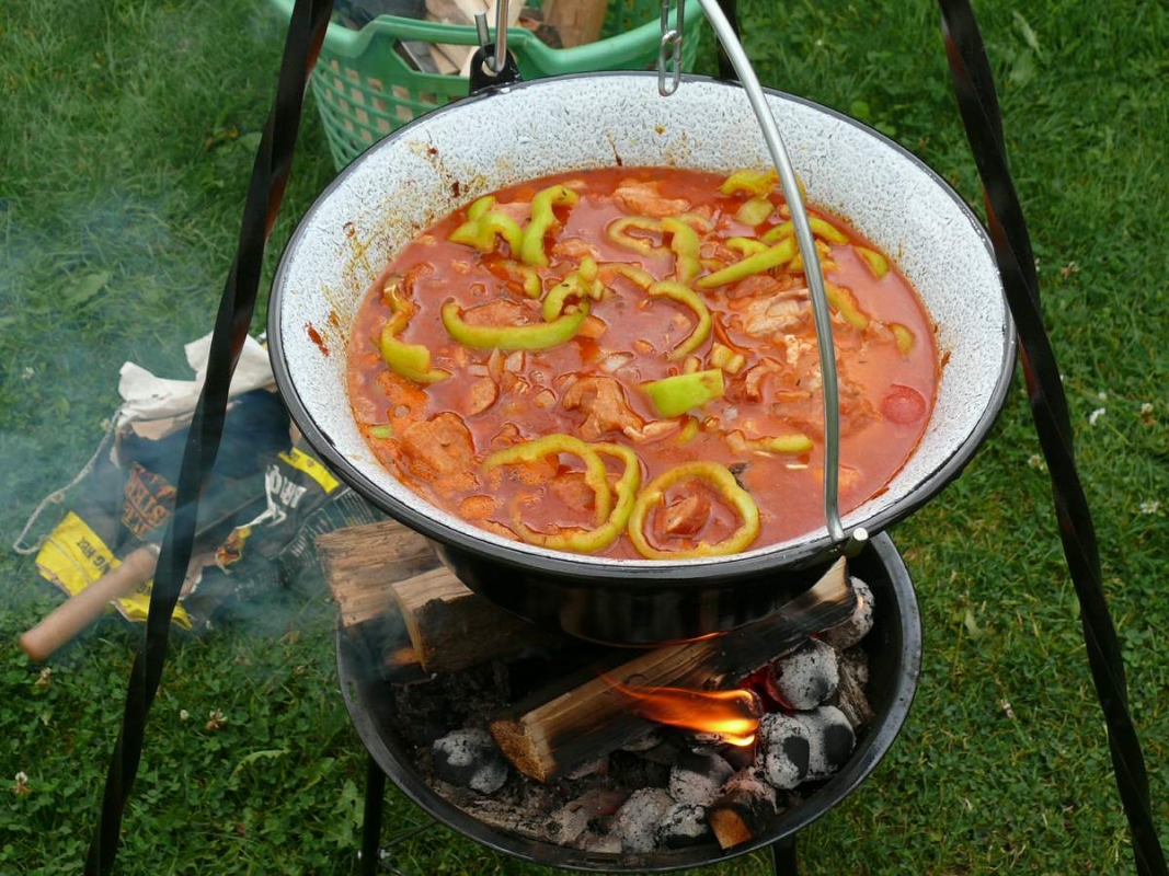 Šunychlem provoní guláš, podpořte týmy prvního Gulášfestu