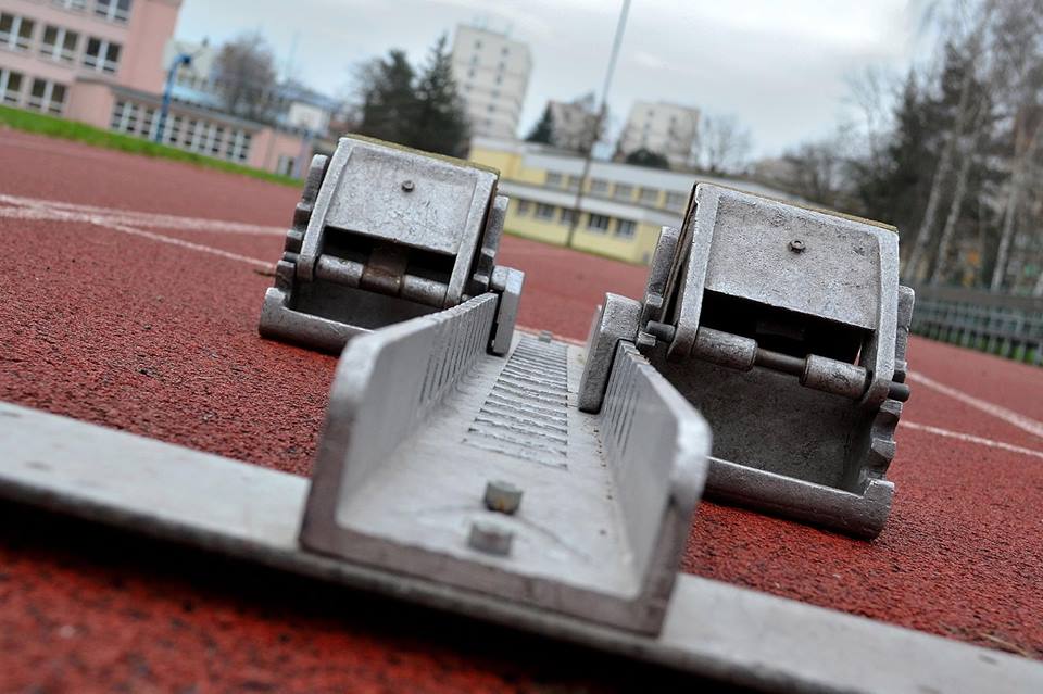 Venkovní sezónu atletiky zakončí premiéra soutěže ve skoku o tyči