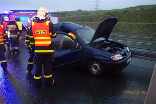 Hasiči na dálnici vyprošťovali řidiče z havarovaného auta