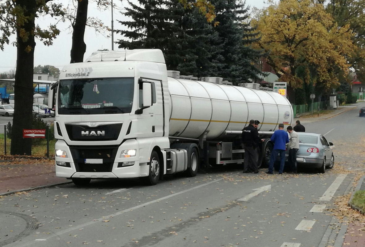 Kolize cisterny s osobním autem se obešla bez větších škod