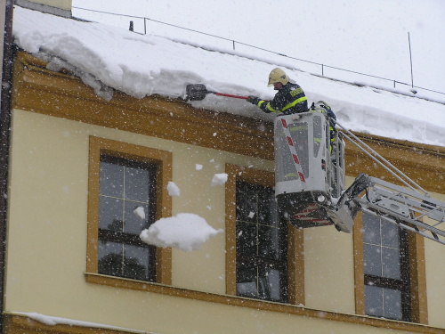 Seznam firem k shazování sněhu a ledu ze střech hasiči pravidelně aktualizují