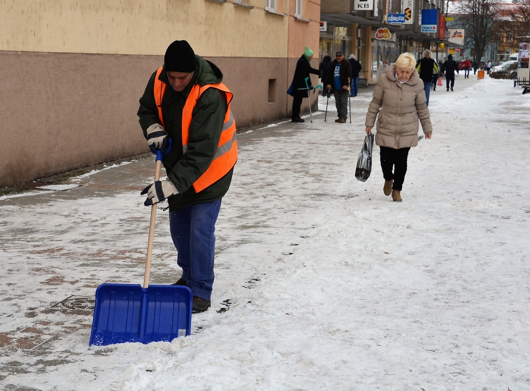 Veřejně prospěšní pomocníci pomáhají v Bohumíně s odklízením sněhu