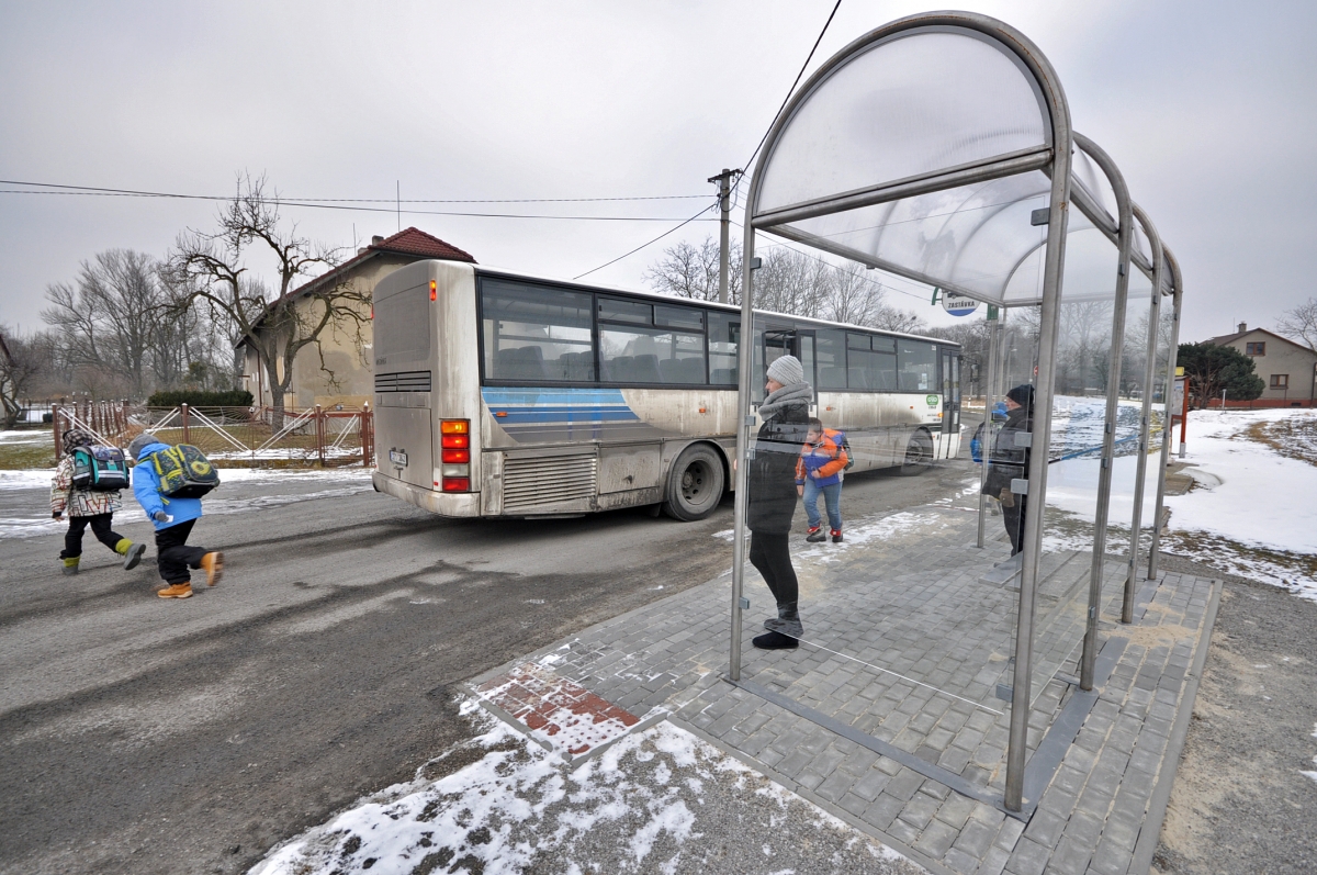 Autobusové čekárny v Bohumíně se převlékly z plechu do skla