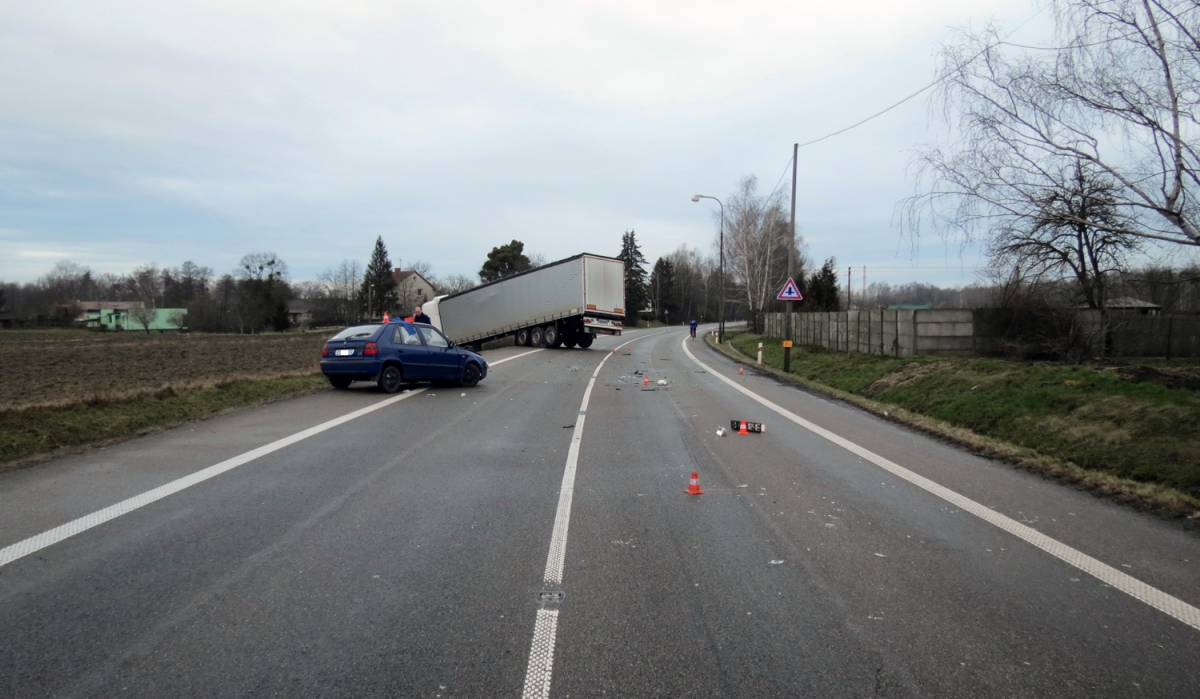 Řidič vjel do protisměru, osobní auto se čelně střetlo s kamionem