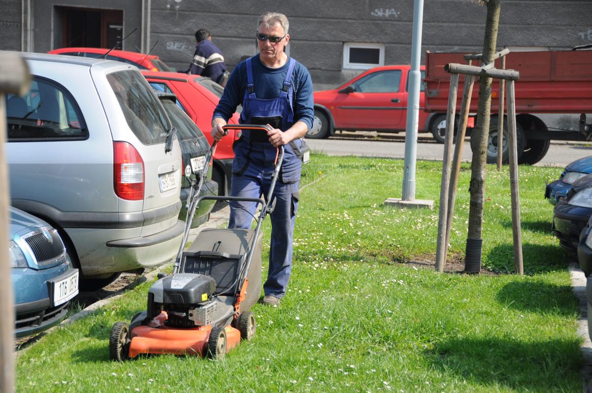 Sekání trávy ovlivňuje počasí, brzdí jej silné deště