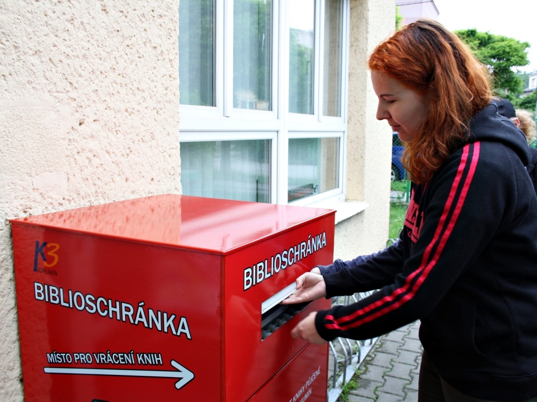 Bohumínská knihovna má nový box na vrácení knih