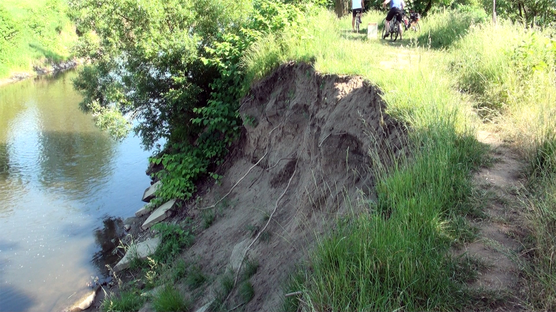 Poškozený břeh na soutoku Povodí Odry opraví