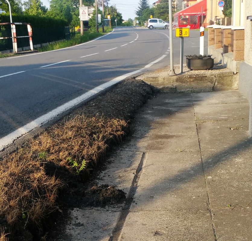 Nezpevněná krajnice nedaleko sokolovny v Záblatí je v kompetenci Správy silnic Moravskoslezského kraje