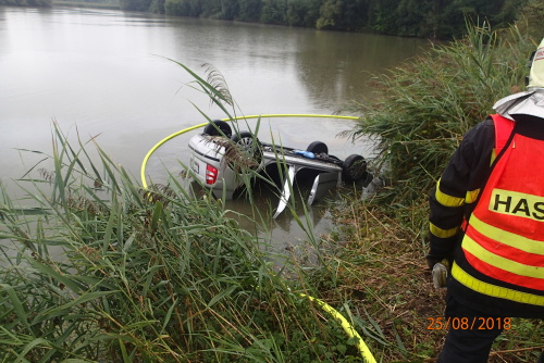 Hasičský jeřáb vylovil z rychvaldského rybníka osobní auto