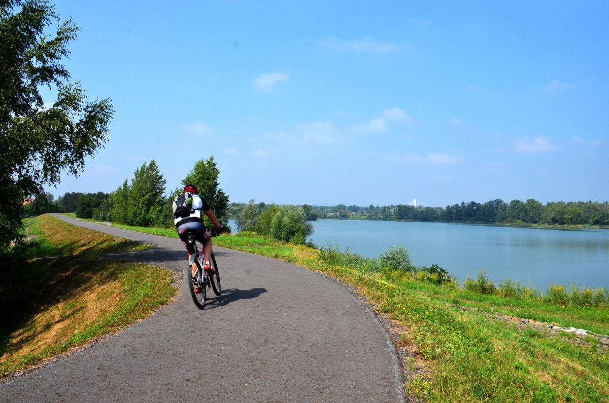 Nové cykloboxy, stojany i veřejné pumpičky pro cyklisty se v Bohumíně objeví ještě letos