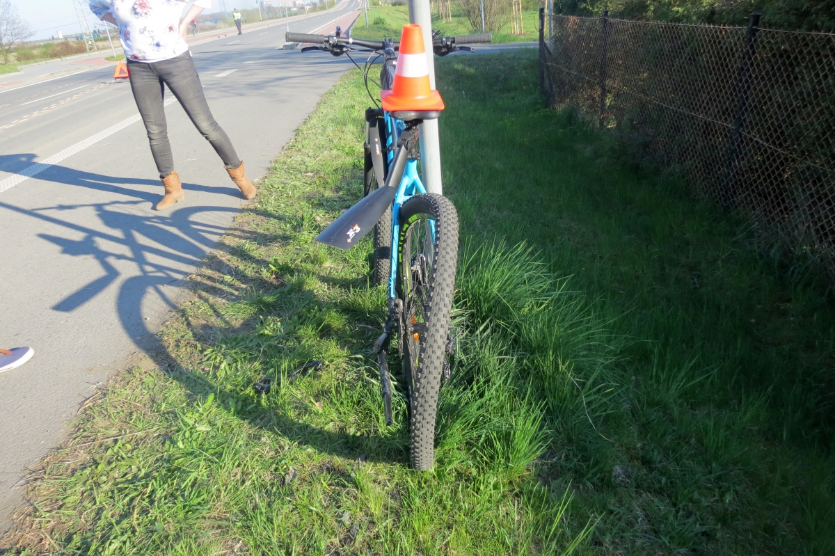 Třináctiletá cyklistka nedala přednost osobnímu autu