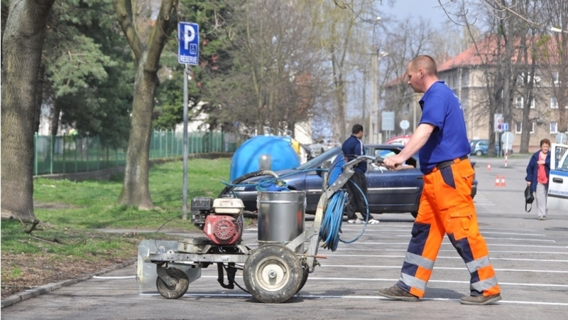 Na sídlišti v Tovární ulici obnoví vyznačení parkovacích stání