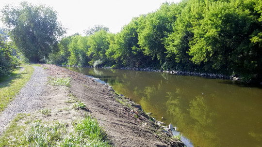 Povodí Odry sanuje na jaře poškozený břeh Olše a povrch stezky podél řeky