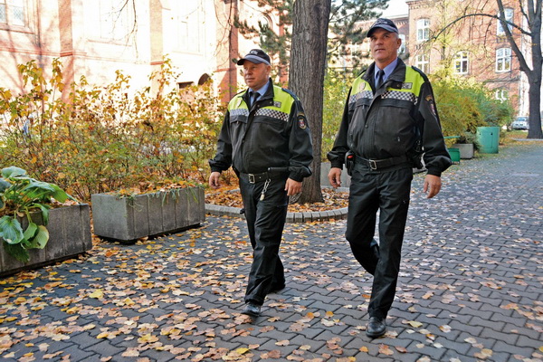 Strážníci dnes v Bohumíně zachraňovali muže se zástavou srdce, pomáhal jim nový defibrilátor