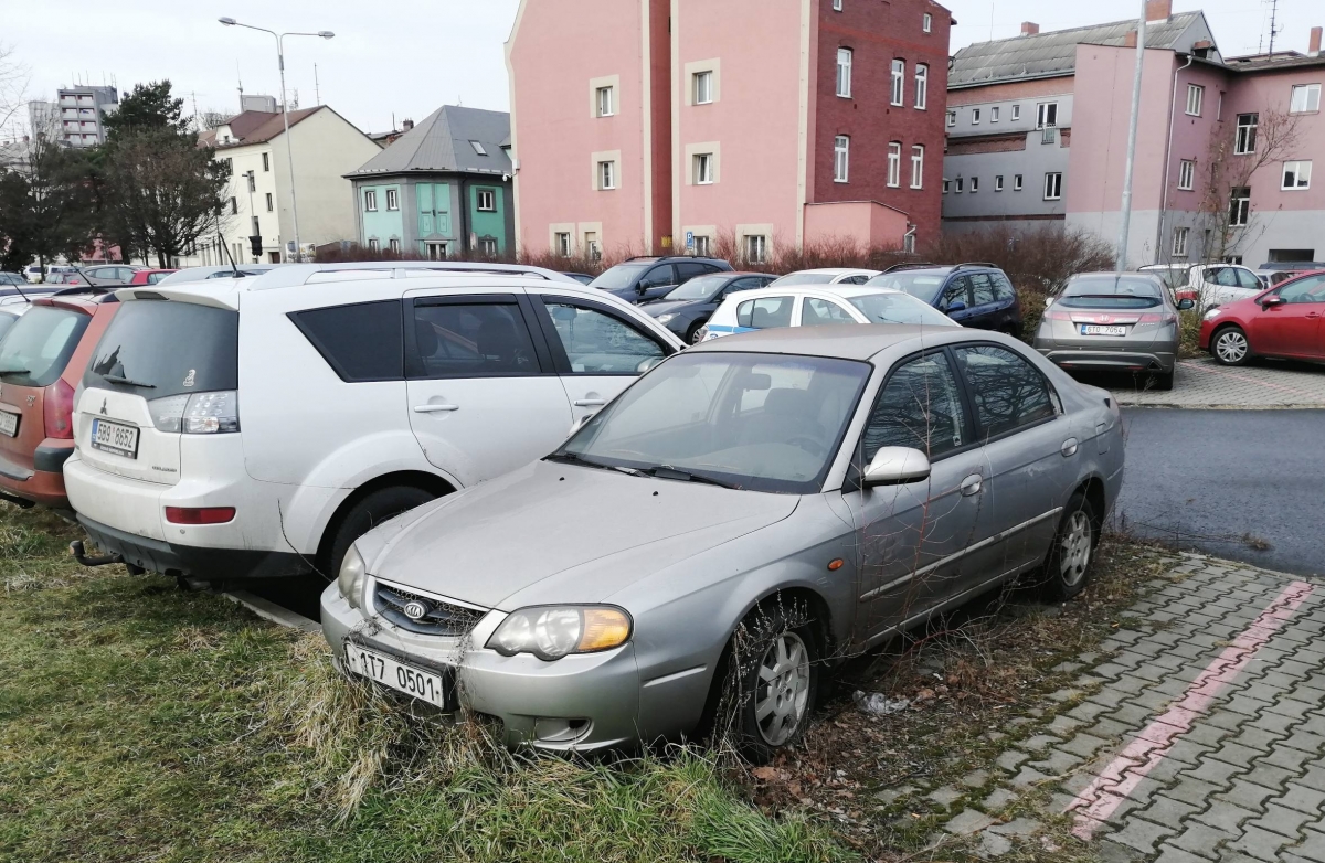 Bohumínští strážníci vloni odstranili 30 autovraků blokujících parkovací místa