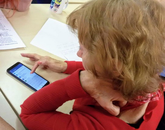Chytrých telefonů, tabletů ani facebooku se díky kurzům knihovny nemusí bát