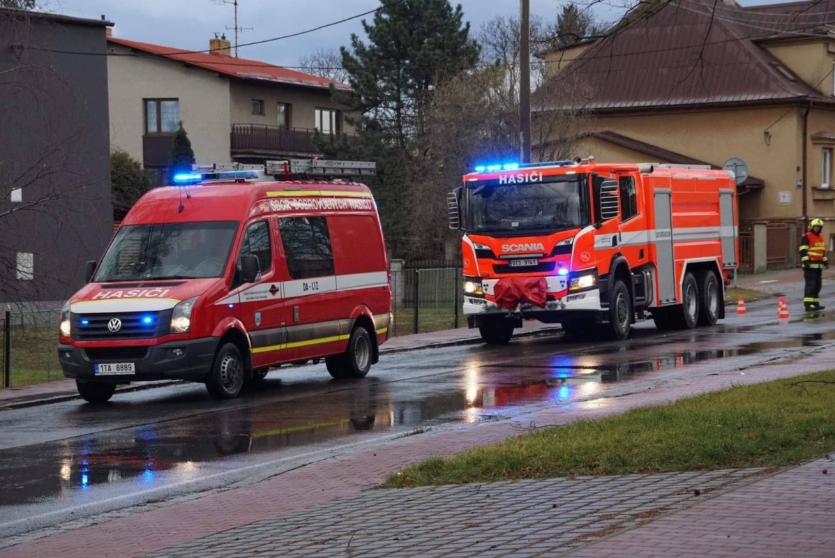 Následky Sabine: popadané stromy, poškozené střechy