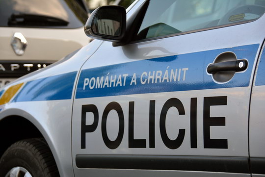 Večerku v Tovární ulici přepadl třináctkrát soudně trestný muž, jeho i komplice policisté dopadli