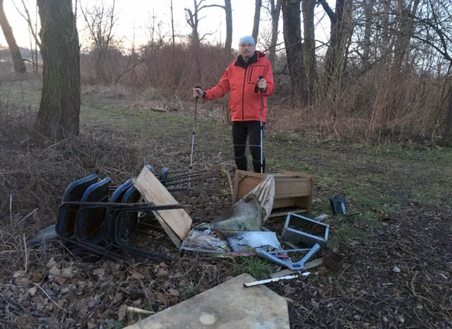 Duchem mdlý vandal vyhodil staré židle do přírody