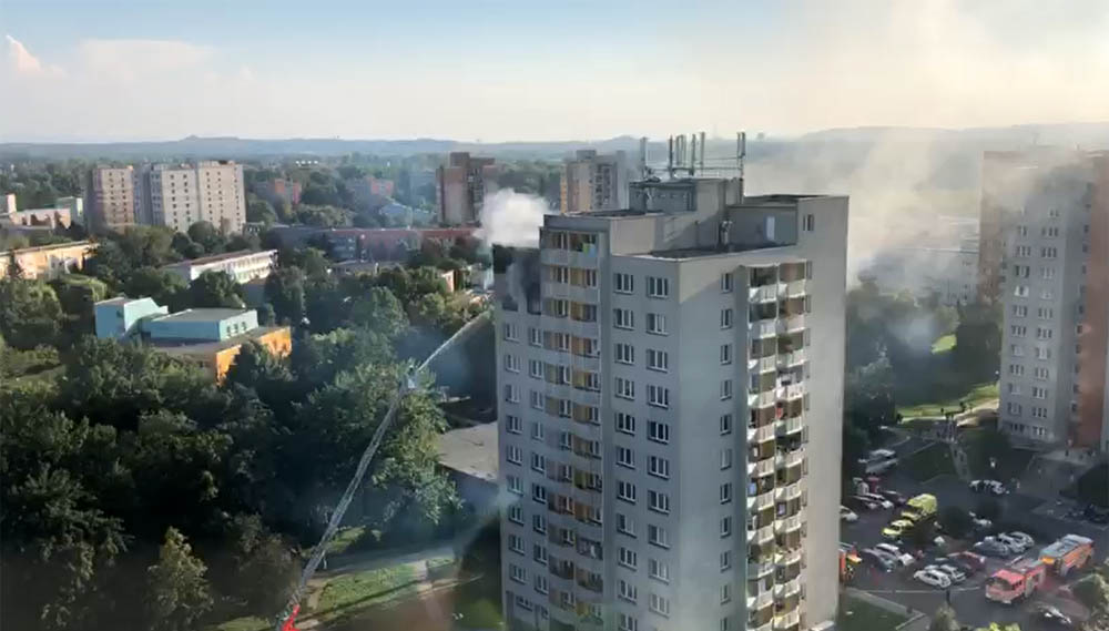 Krizové centrum pro nájemníky z domu zasaženého požárem se stěhuje na radnici