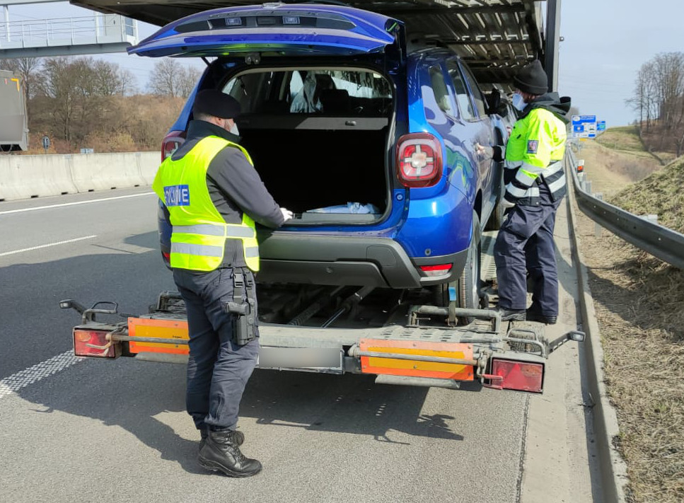 Afghánci „jeli“ v jednom z převážených nových vozidel na návěsu kamionu