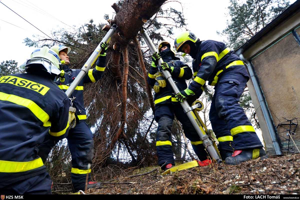 Hasiče zaměstnávají v kraji následky silného větru