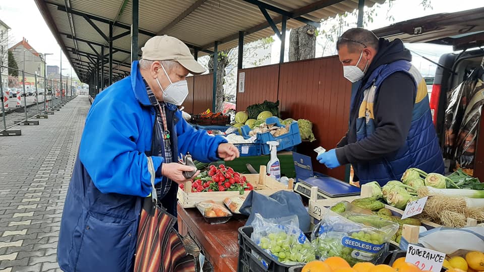 Tržnice je opět v provozu, stánkaři zatím nabízí hlavně sazenice, zeleninu a ovoce