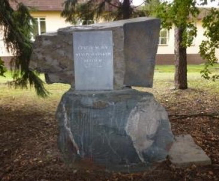 Pomník, balvan Čest a sláva stalingradským hrdinům 1943-1983