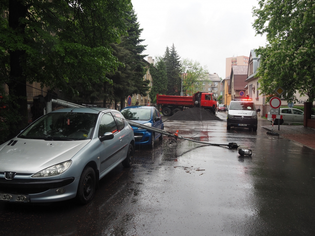 Korbou Tatrovky zavadil o kabeláž, stržený sloup spadl na auto