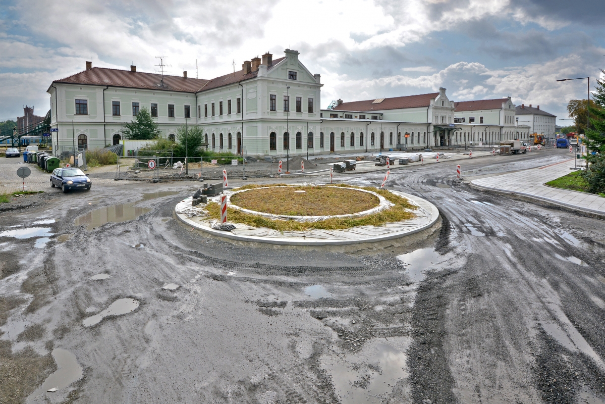 O víkendu před vlakovým nádražím úplná dopravní uzavírka