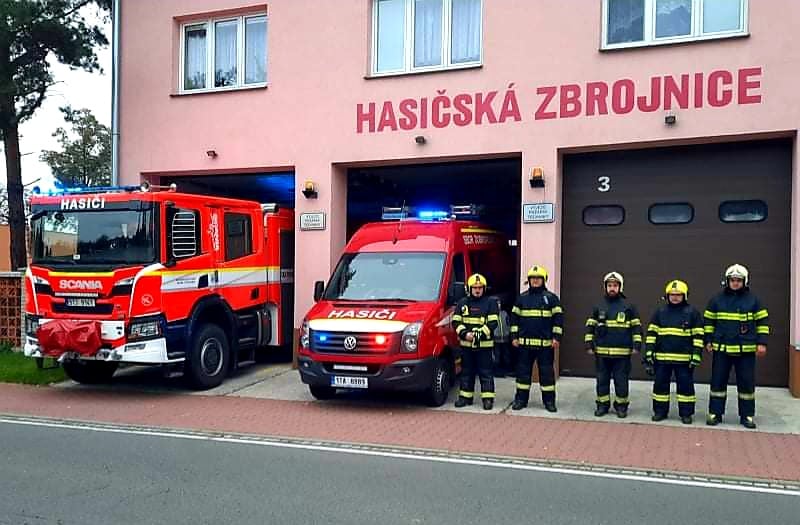 Černé vlajky, minuta ticha. Hasiči po celé zemi uctili zesnulé kolegy