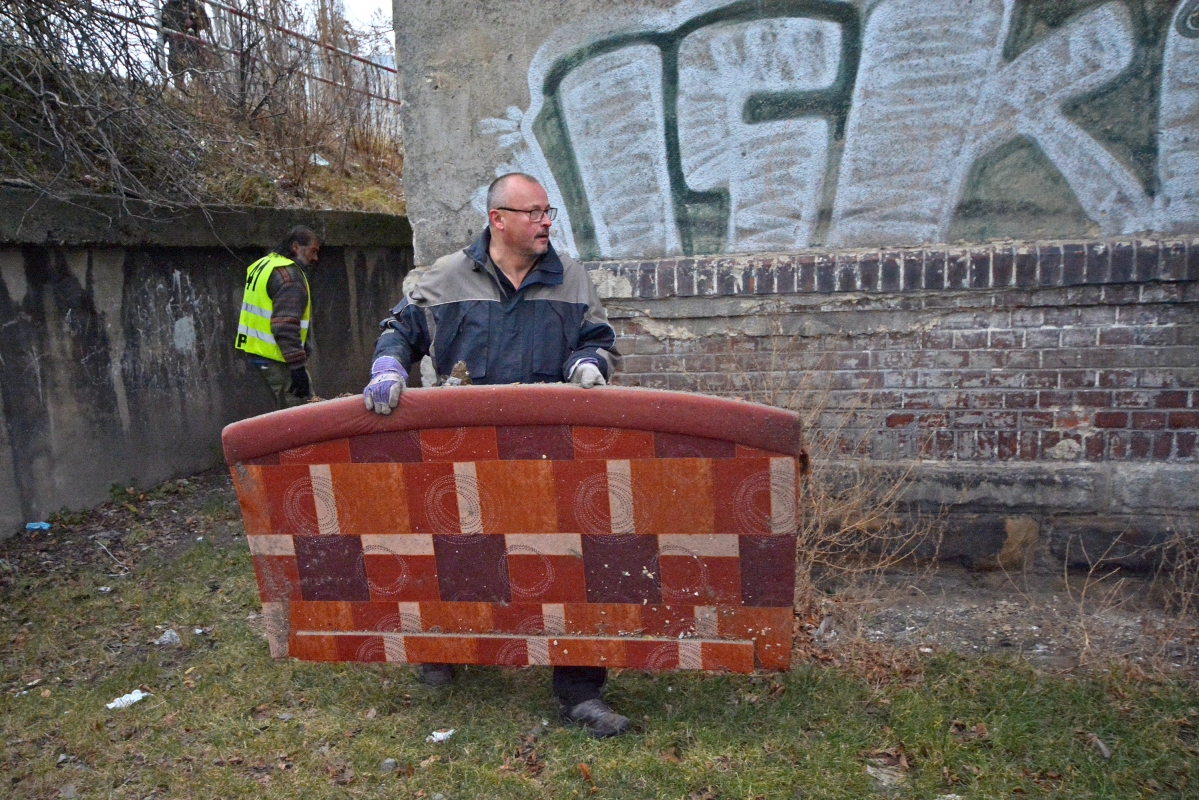 Strážníkům pomáhají v boji s černými skládkami další kamery, do úklidu kolem ubytoven se pustil i starosta města