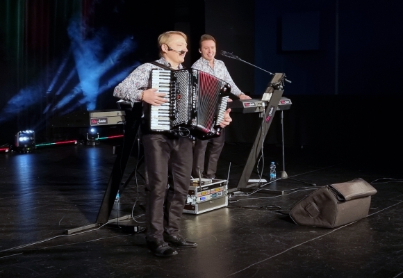 Narozeniny, Učitelka Karolína a další své hity zahrálo v Bohumíně Duo Jamaha