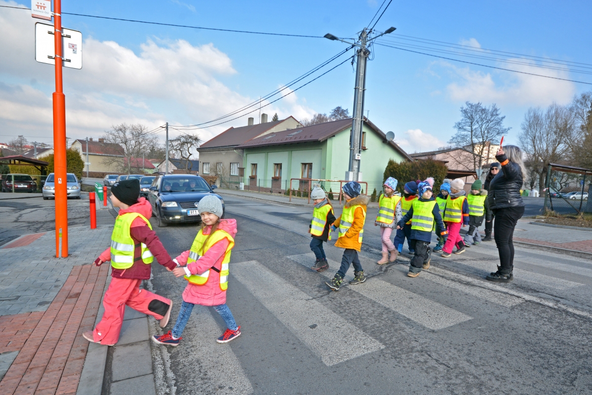 Obyvatelům Záblatí slouží nový nasvětlený přechod