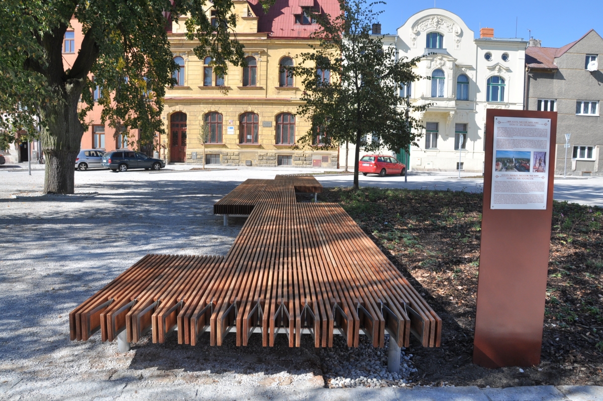 Odpadkový koš není umístěn přímo u laviček z důvodu obtěžování zápachem a hmyzem