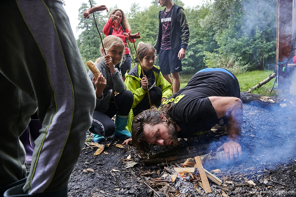 Boulder stěna, orientační běh i opékání buřtů a jablek, dobrodružný příměšťák děti baví